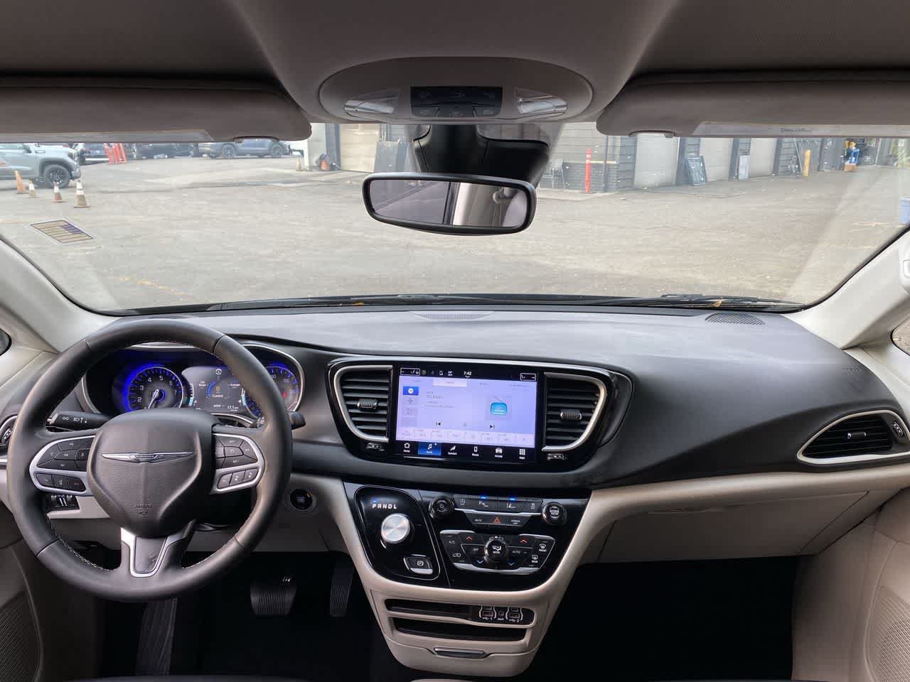 Used 2024 Chrysler Pacifica Touring-L FWD image 11