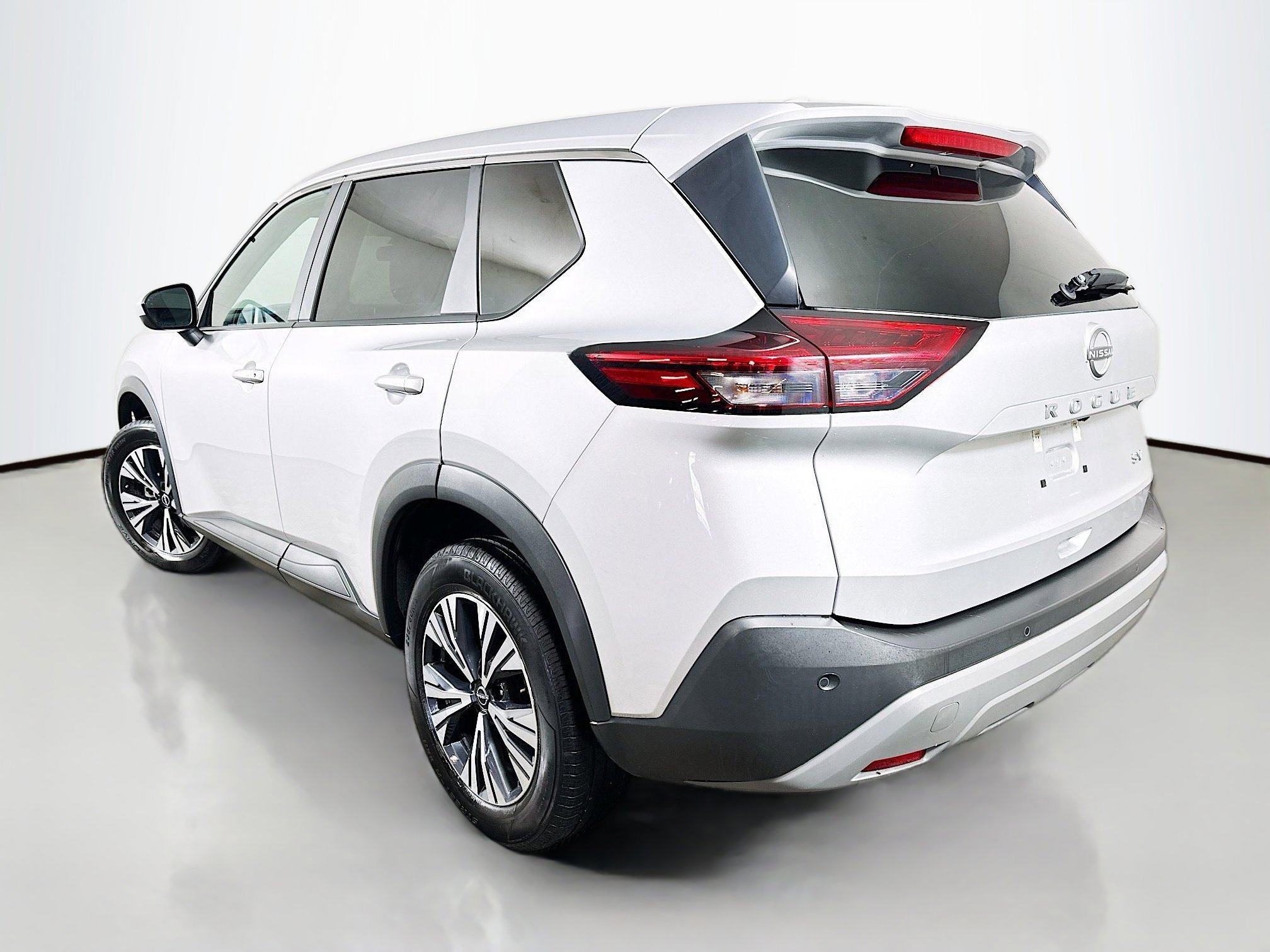 Used 2023 Nissan Rogue SV image 5