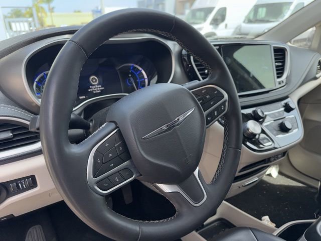 Used 2024 Chrysler Pacifica Select image 11
