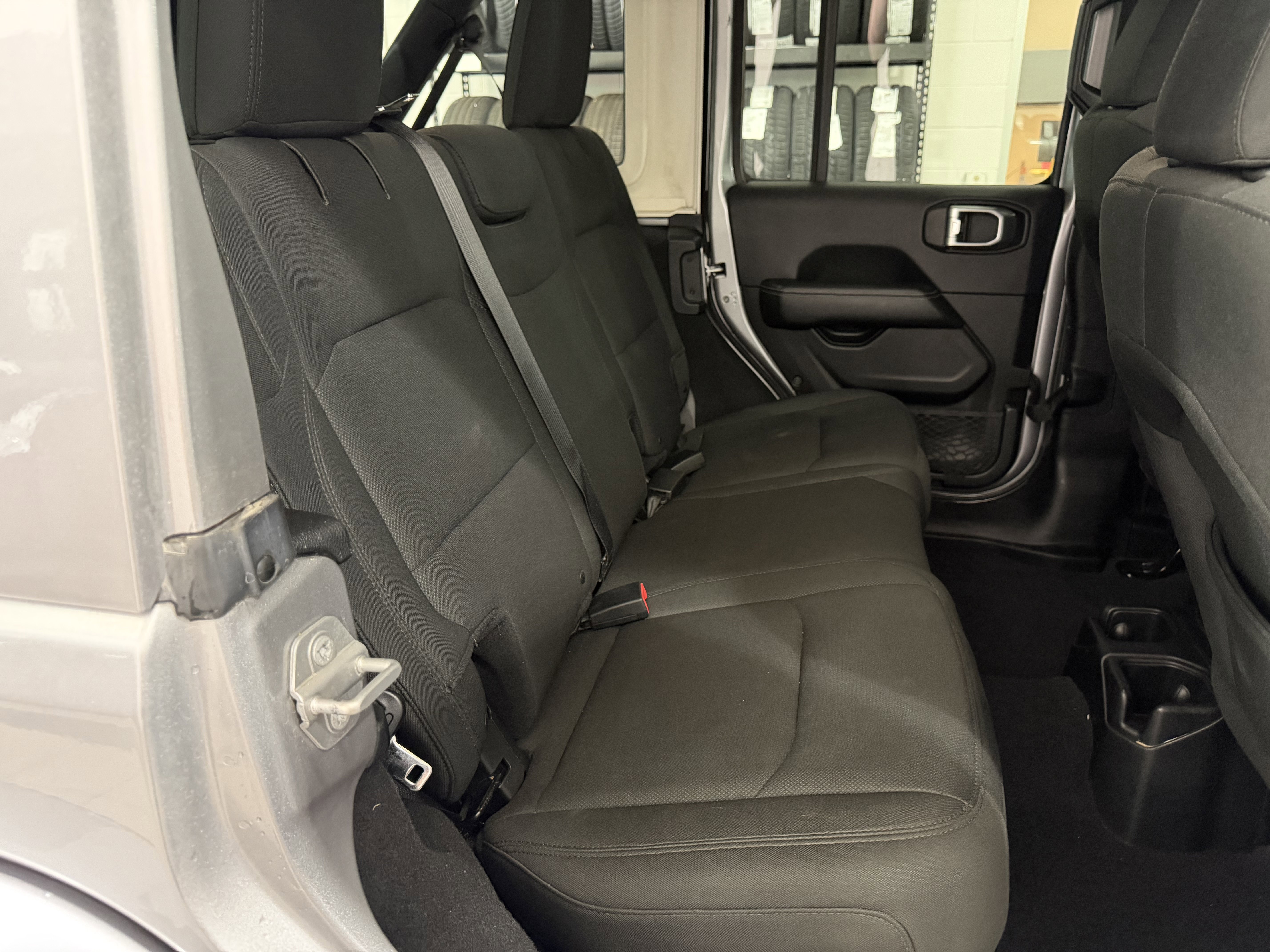 Used 2018 Jeep Wrangler Unlimited Sahara image 32