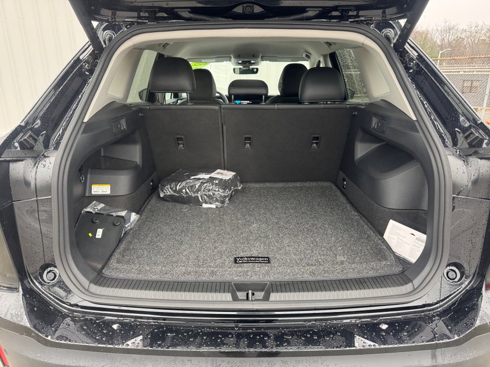 Used 2025 Volkswagen Tiguan SE FWD image 16