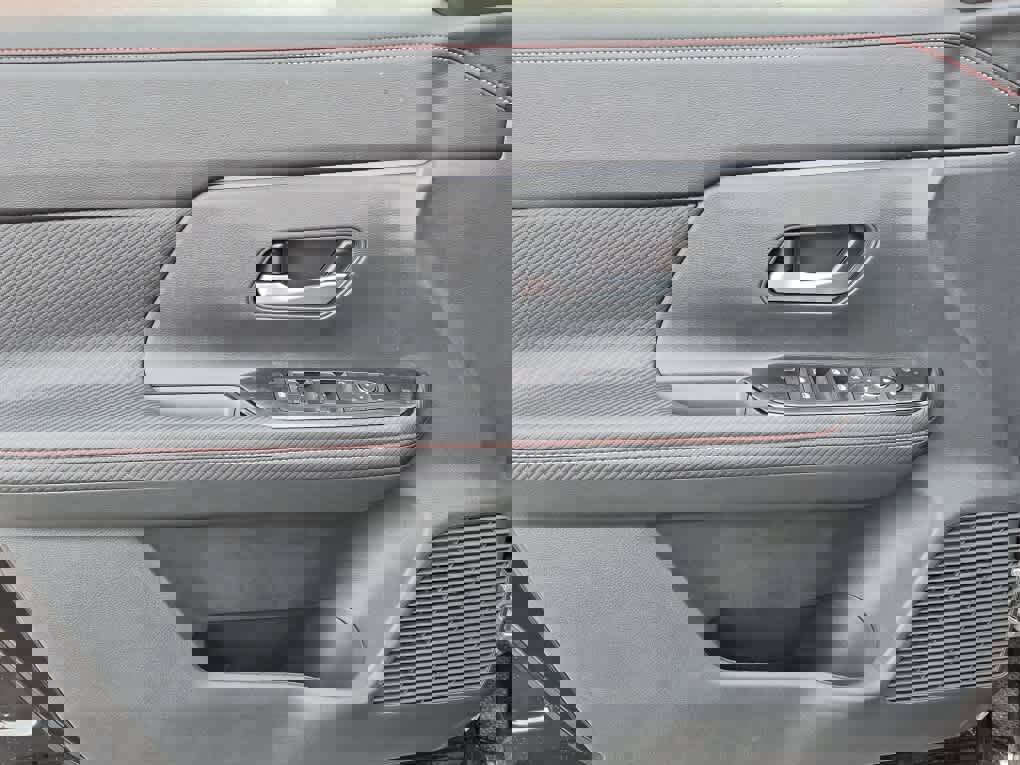 New 2026 Nissan Kicks SR w/ Cold Weather Package AWD/4WD image 8