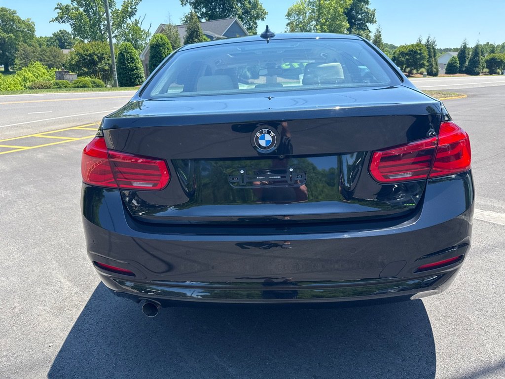 Used 2017 BMW 320i xDrive Sedan AWD/4WD image 5
