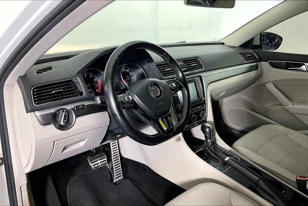 Used 2018 Volkswagen Passat 2.0T R-Line FWD image 17