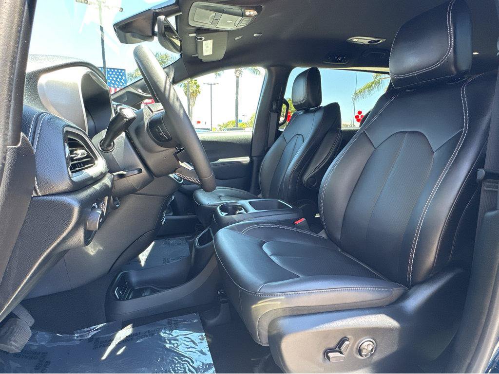 Used 2025 Chrysler Pacifica Select FWD image 8