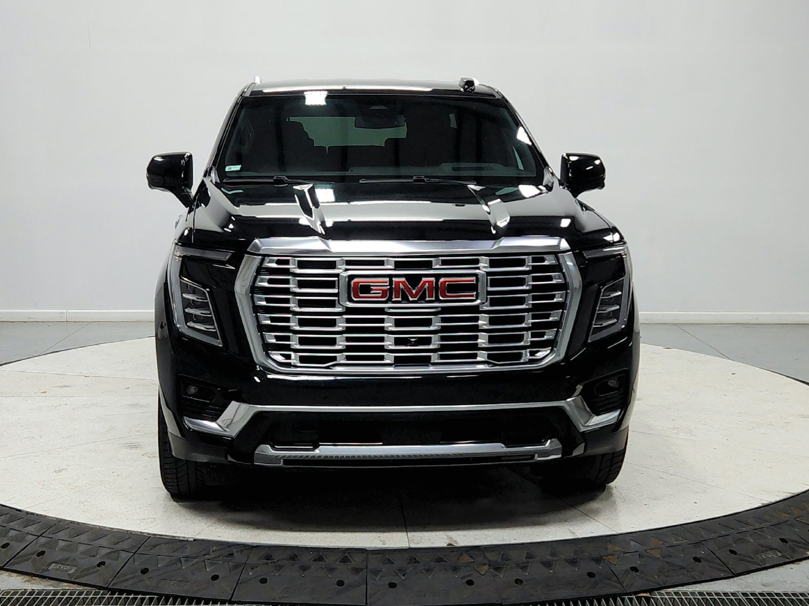 Used 2025 GMC Yukon Denali RWD image 3
