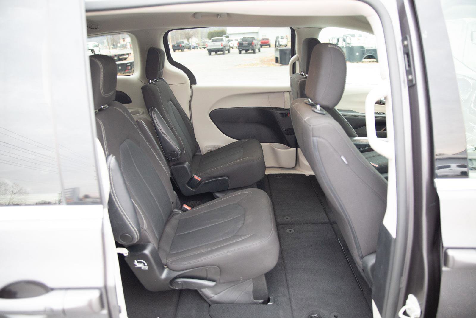 Used 2023 Chrysler Voyager LX image 21