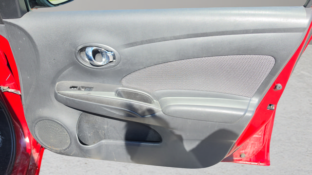 Used 2015 Nissan Versa SV FWD image 9