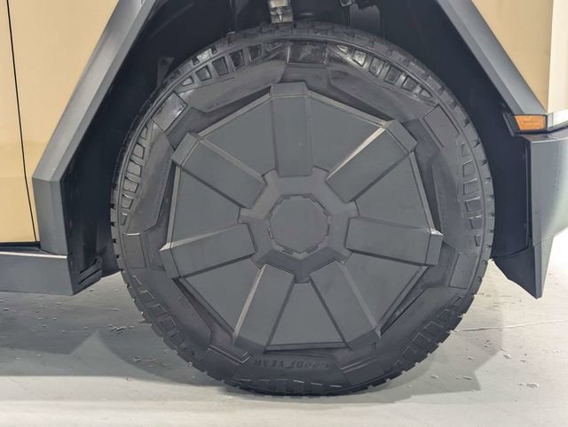 Used 2024 Tesla Cybertruck AWD Crew Cab image 26