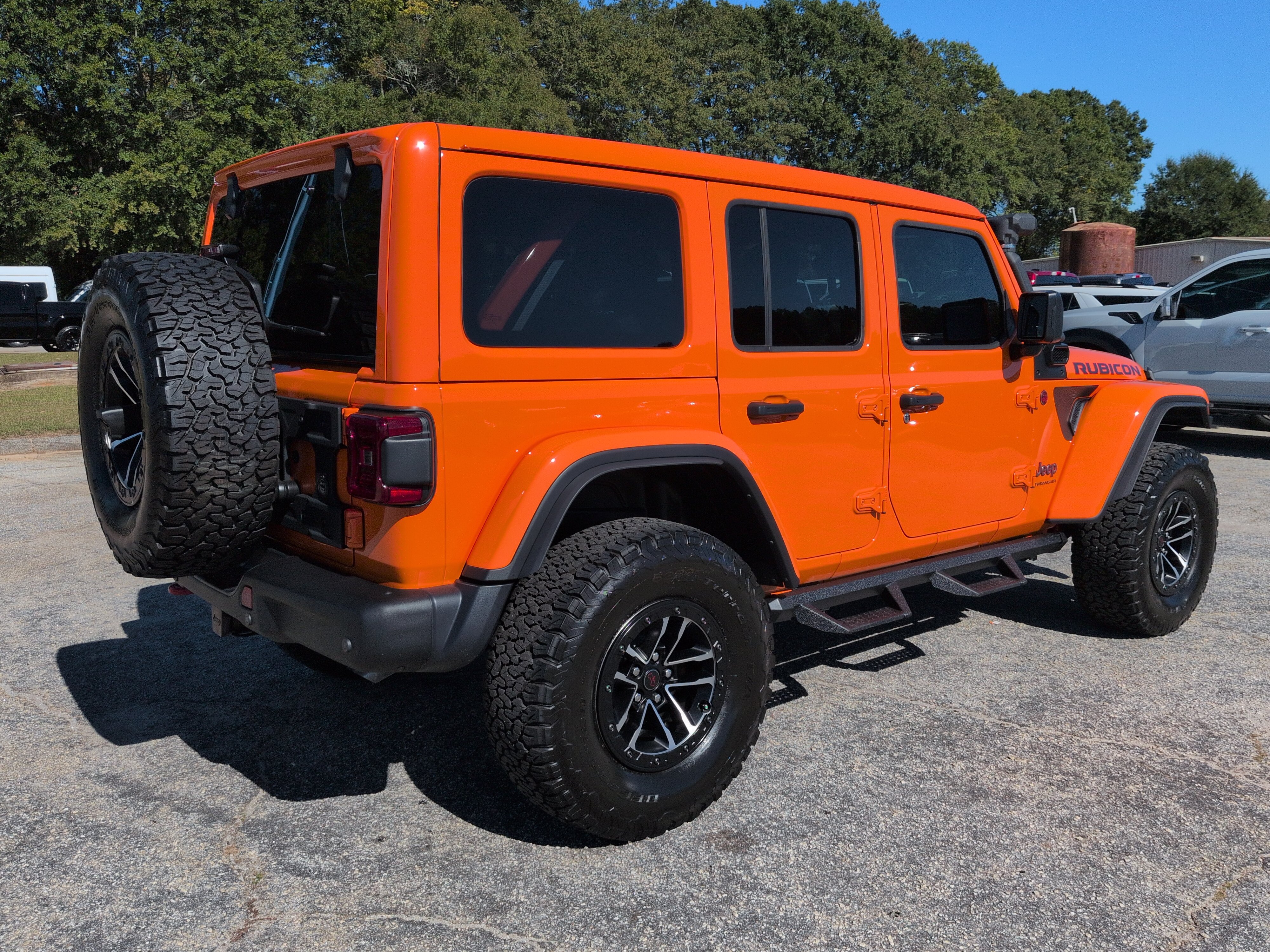 Used 2025 Jeep Wrangler Unlimited Rubicon AWD/4WD image 3