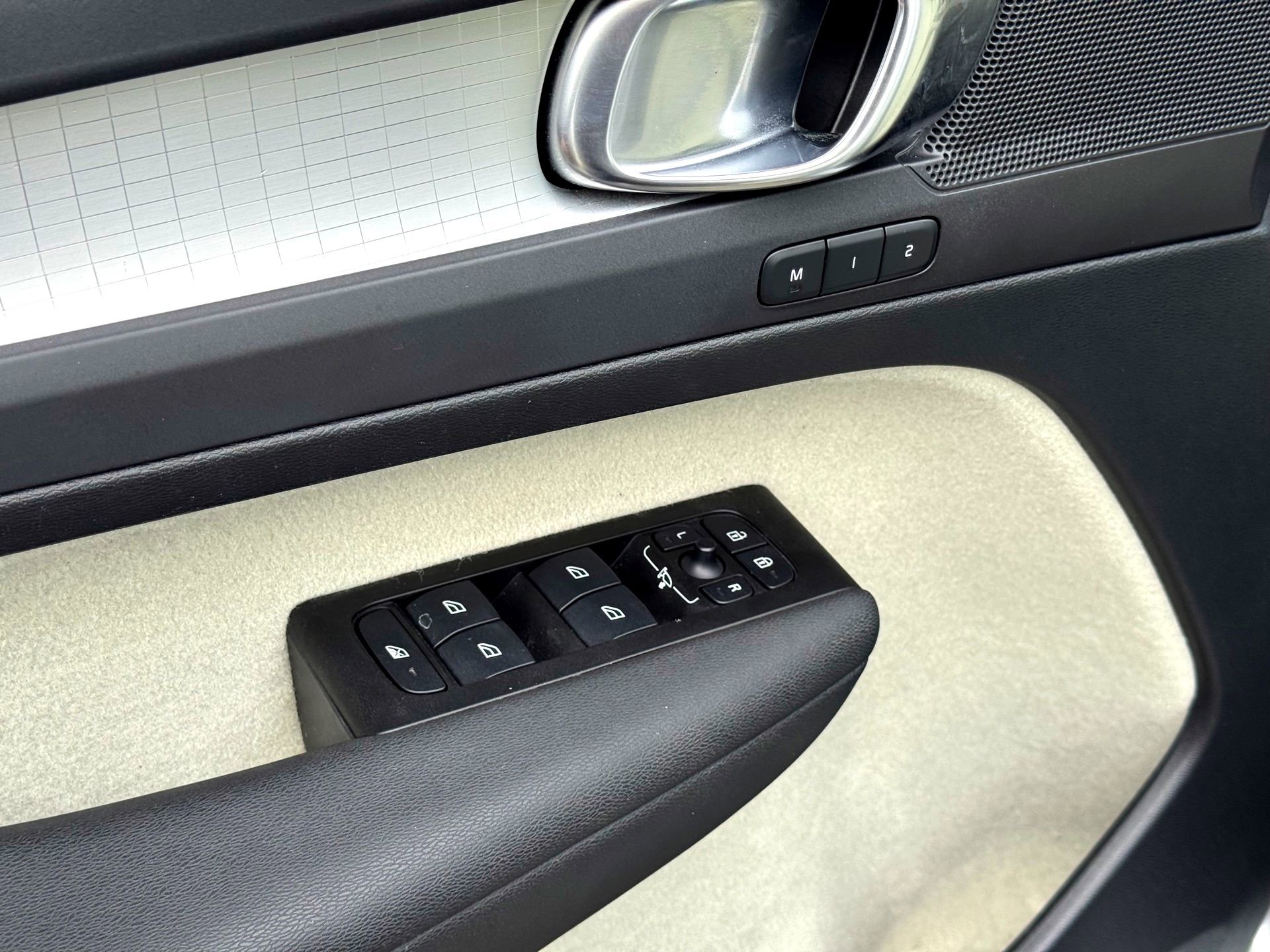 Used 2022 Volvo XC40 T5 Momentum w/ Premium Package image 15