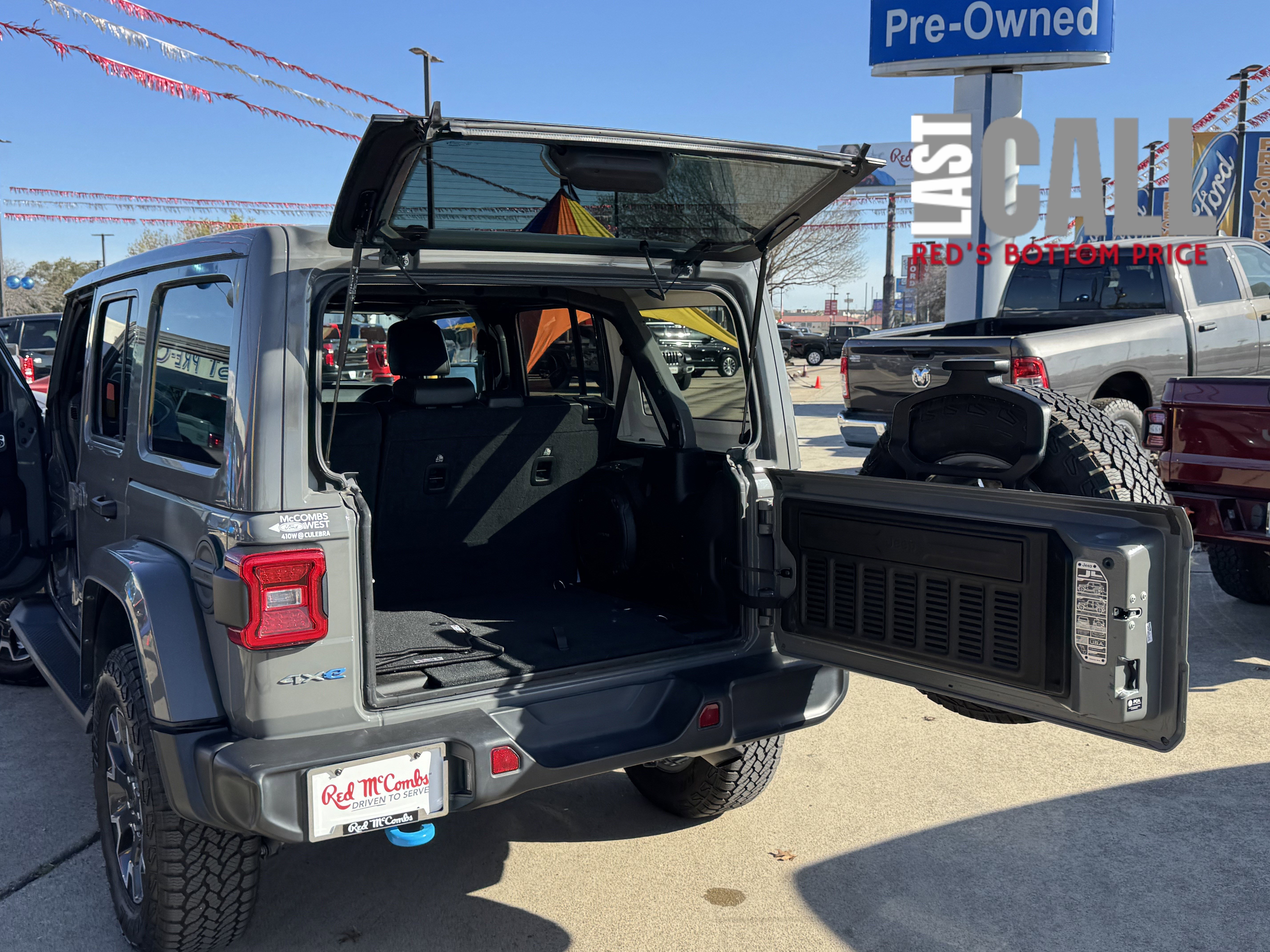 Used 2022 Jeep Wrangler Unlimited Sahara w/ Cold Weather Group image 9