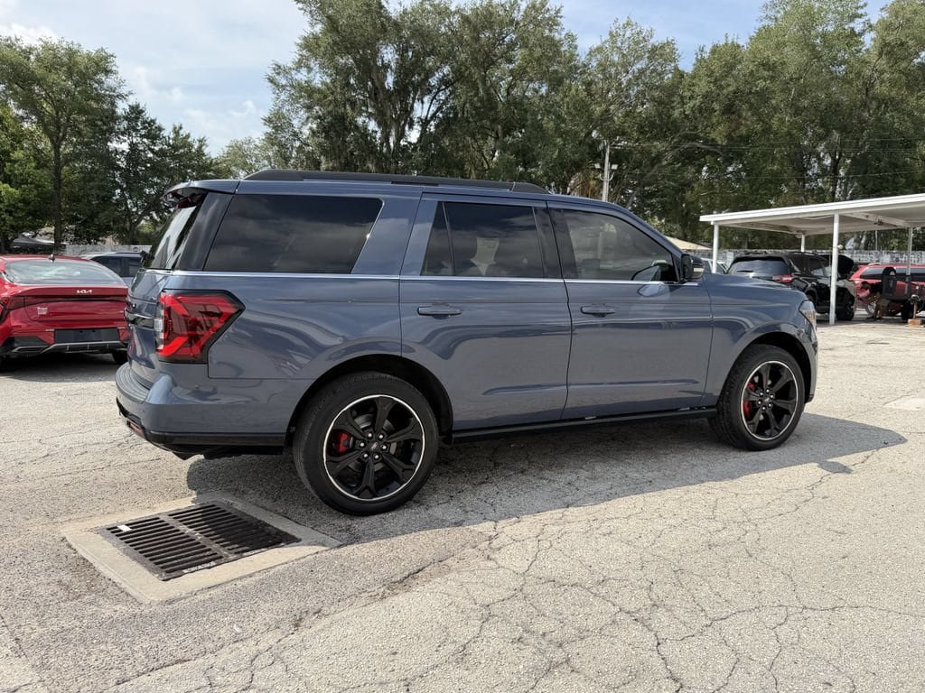 Used 2022 Ford Expedition Limited AWD/4WD image 5