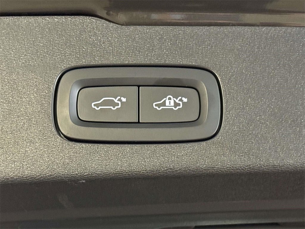 Used 2023 Volvo V60 B5 Cross Country Plus w/ Climate Package image 18