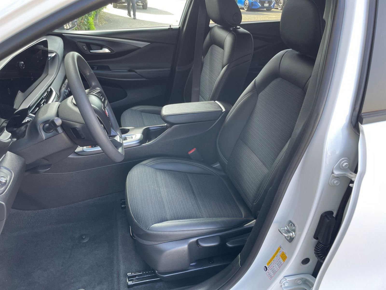 Used 2025 Buick Envista Preferred image 36