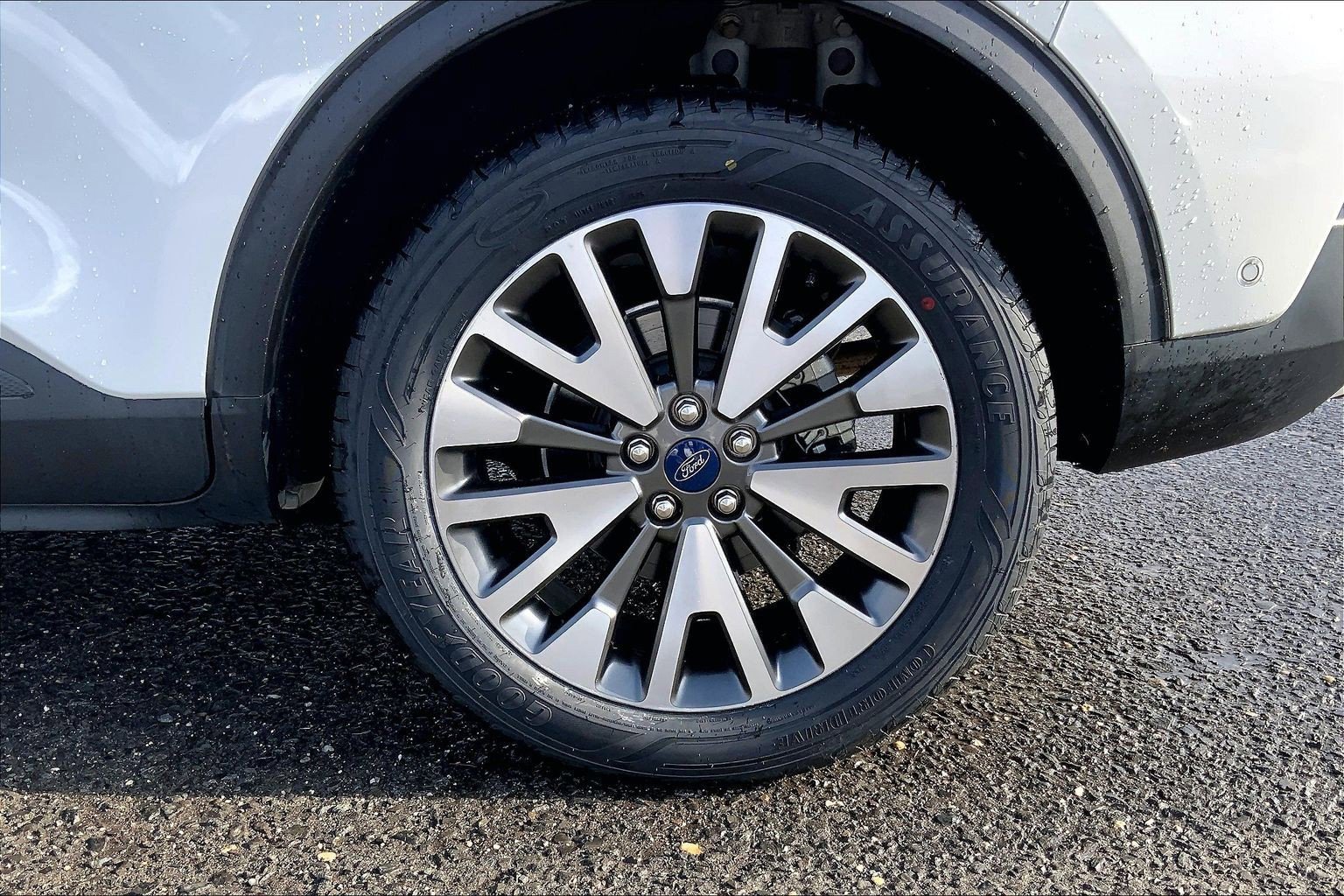 Used 2020 Ford Escape Titanium image 9