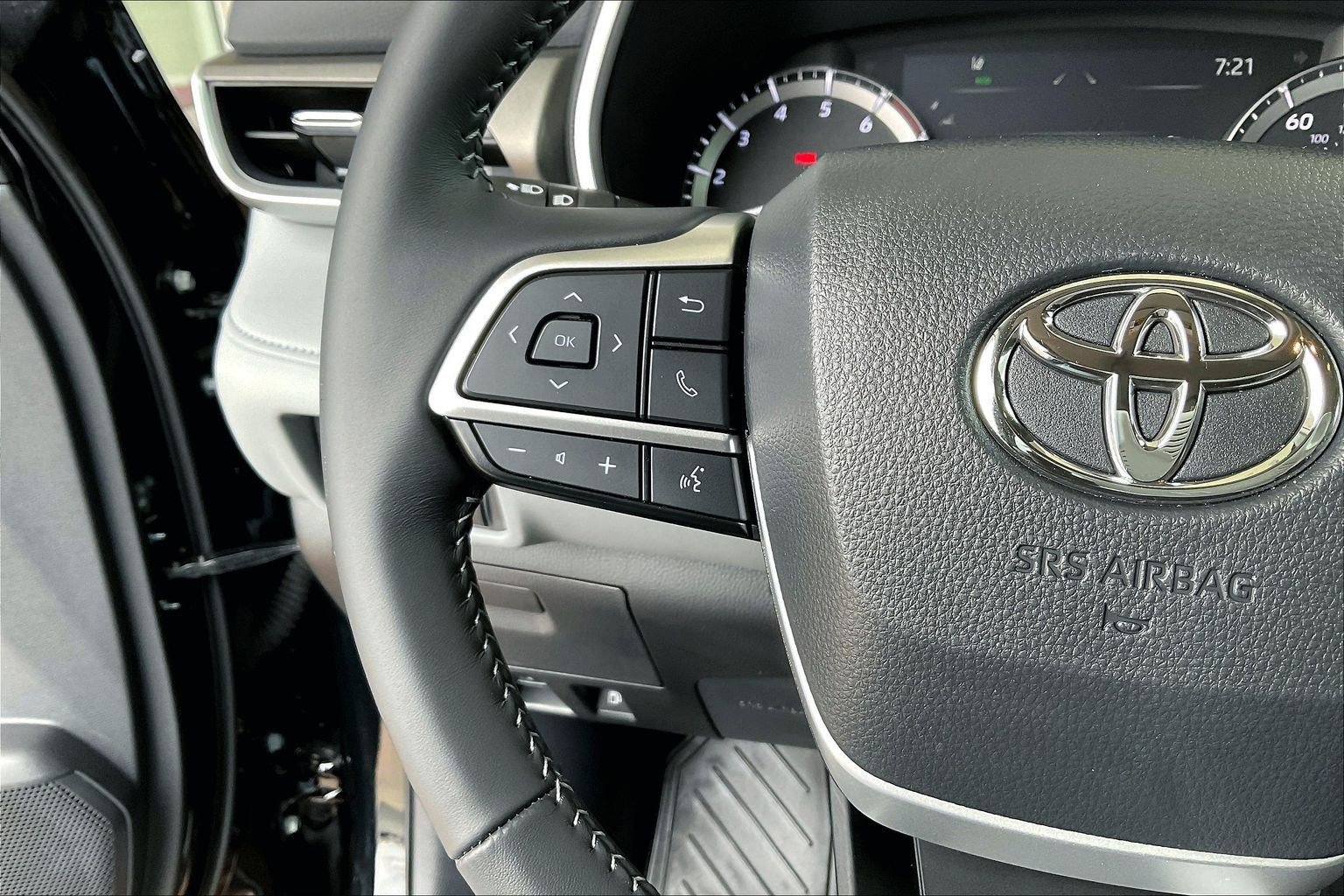 Used 2025 Toyota Highlander XLE image 12