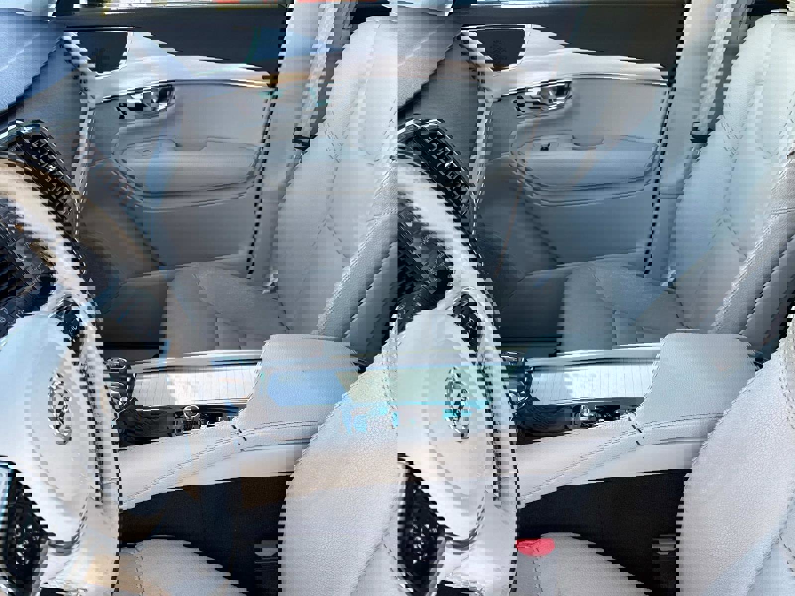 Used 2017 Volvo XC90 T6 Momentum w/ Vision Package image 19