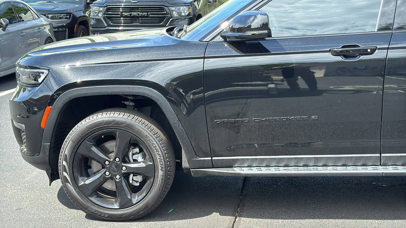 Certified 2025 Jeep Grand Cherokee L Limited w/ Black Appearance Package AWD/4WD image 3