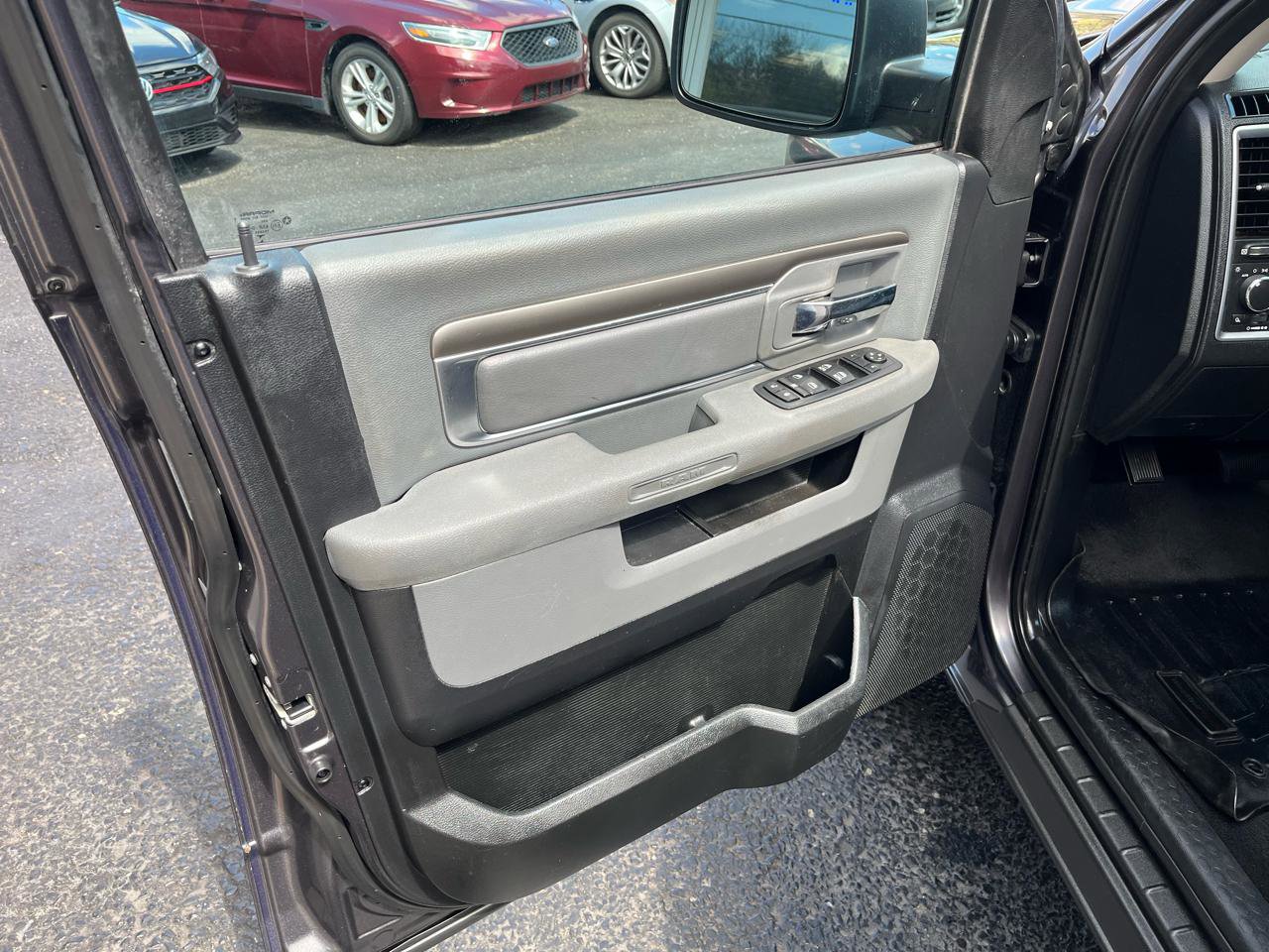 Used 2016 RAM 1500 Classic SLT AWD/4WD image 23