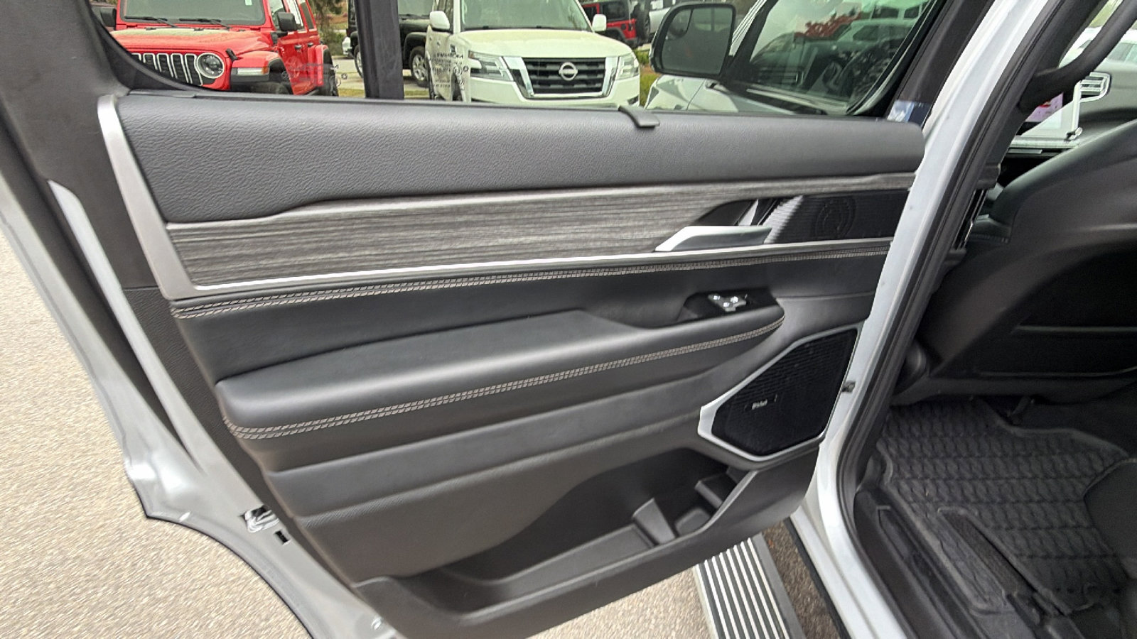 Used 2024 Jeep Wagoneer Series III w/ Premium Group I image 24