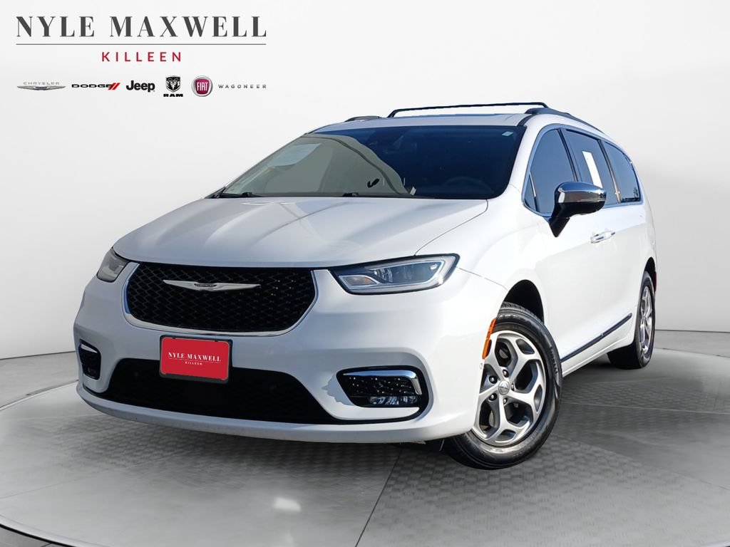 Used 2023 Chrysler Pacifica Limited w/ Uconnect Theater Family Group