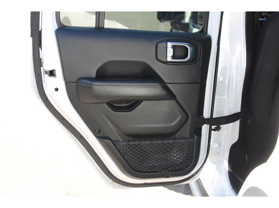 Used 2018 Jeep Wrangler Unlimited Sahara w/ Uconnect 4C Nav & Sound Group image 15