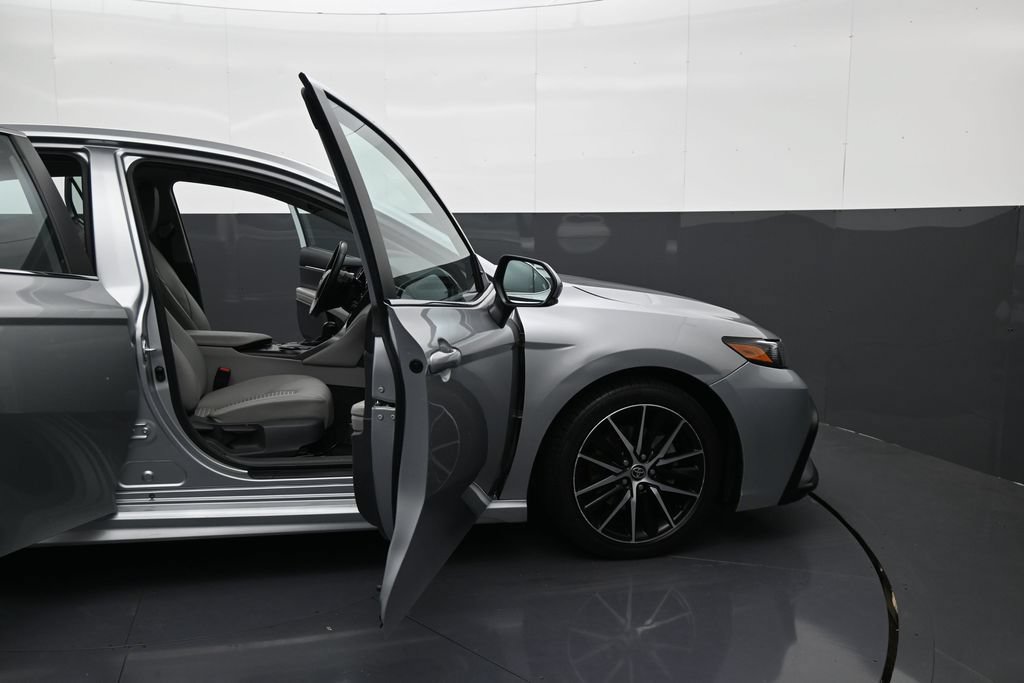 Used 2021 Toyota Camry SE w/ Cold Weather Package AWD/4WD image 9