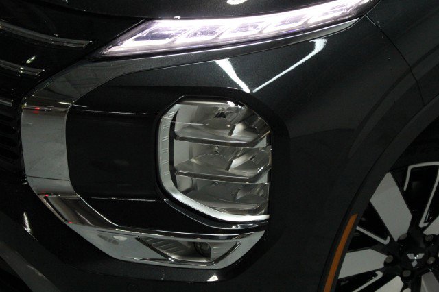 New 2025 Mitsubishi Outlander SE image 2