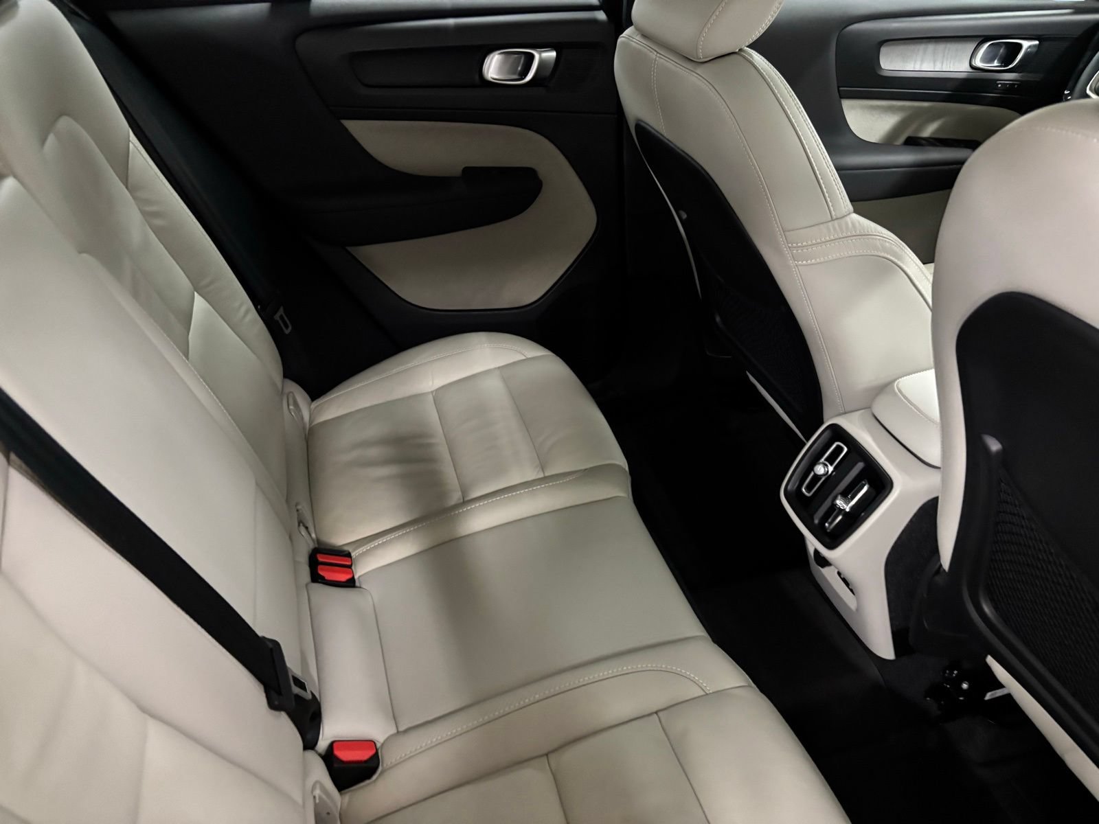 Used 2023 Volvo XC40 B5 Plus w/ Driver Assist Package AWD/4WD image 19