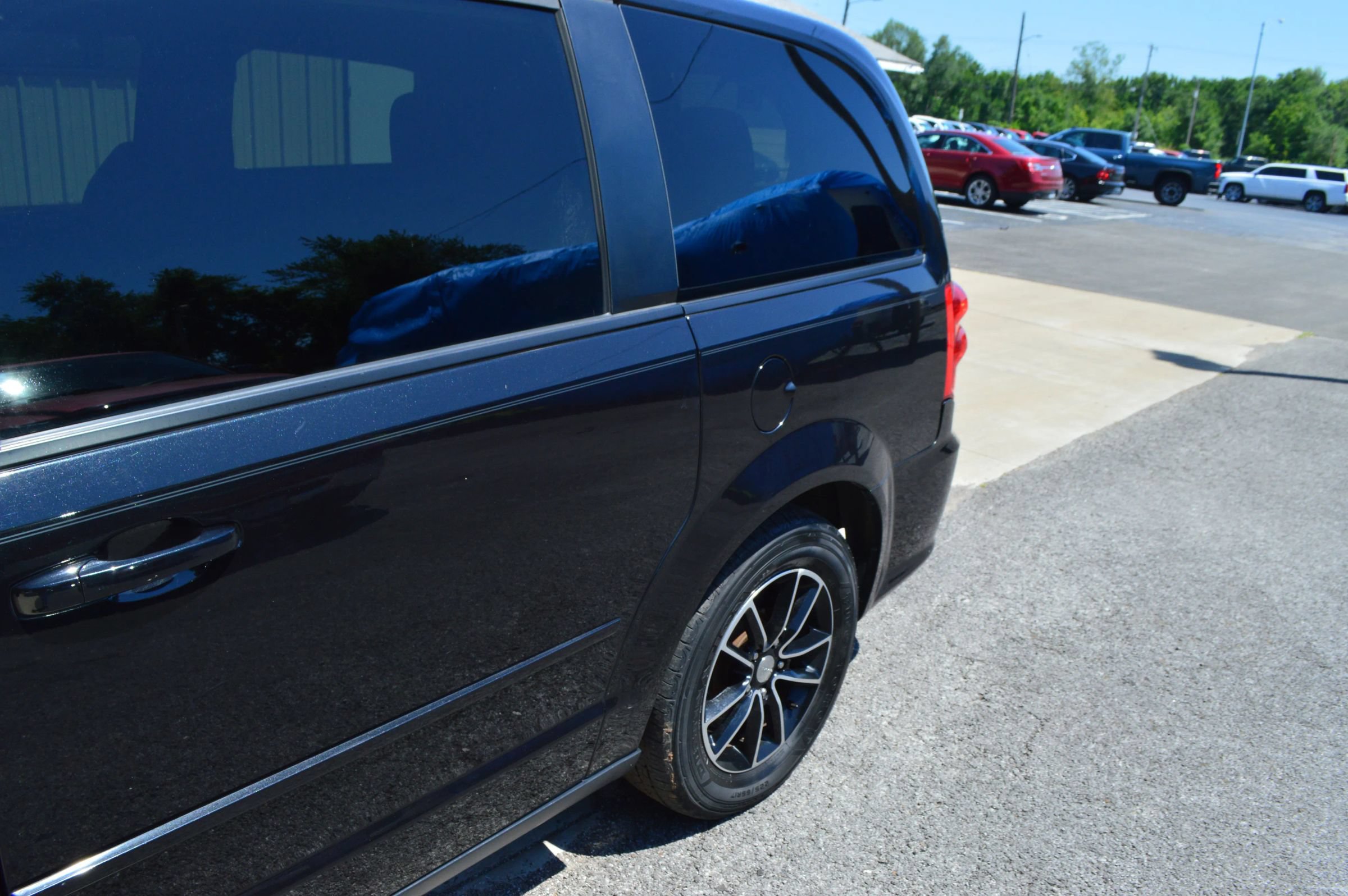Used 2016 Dodge Grand Caravan SXT w/ UConnect Hands-Free Group FWD image 3