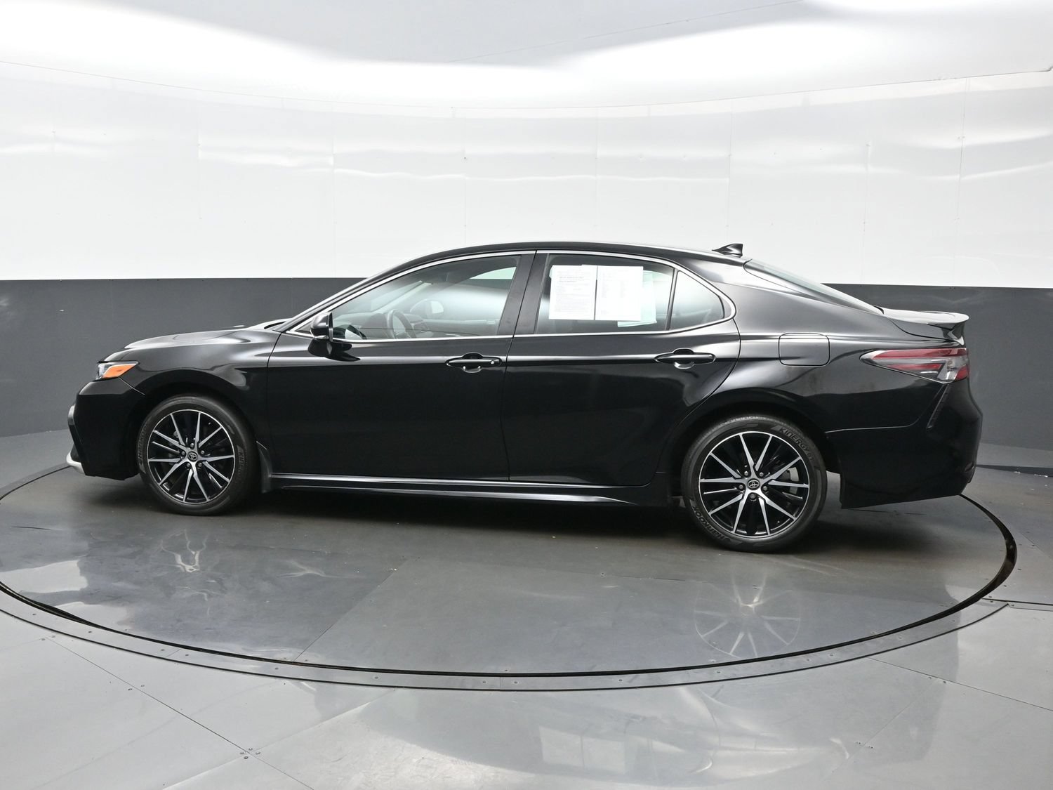 Used 2024 Toyota Camry SE FWD image 3
