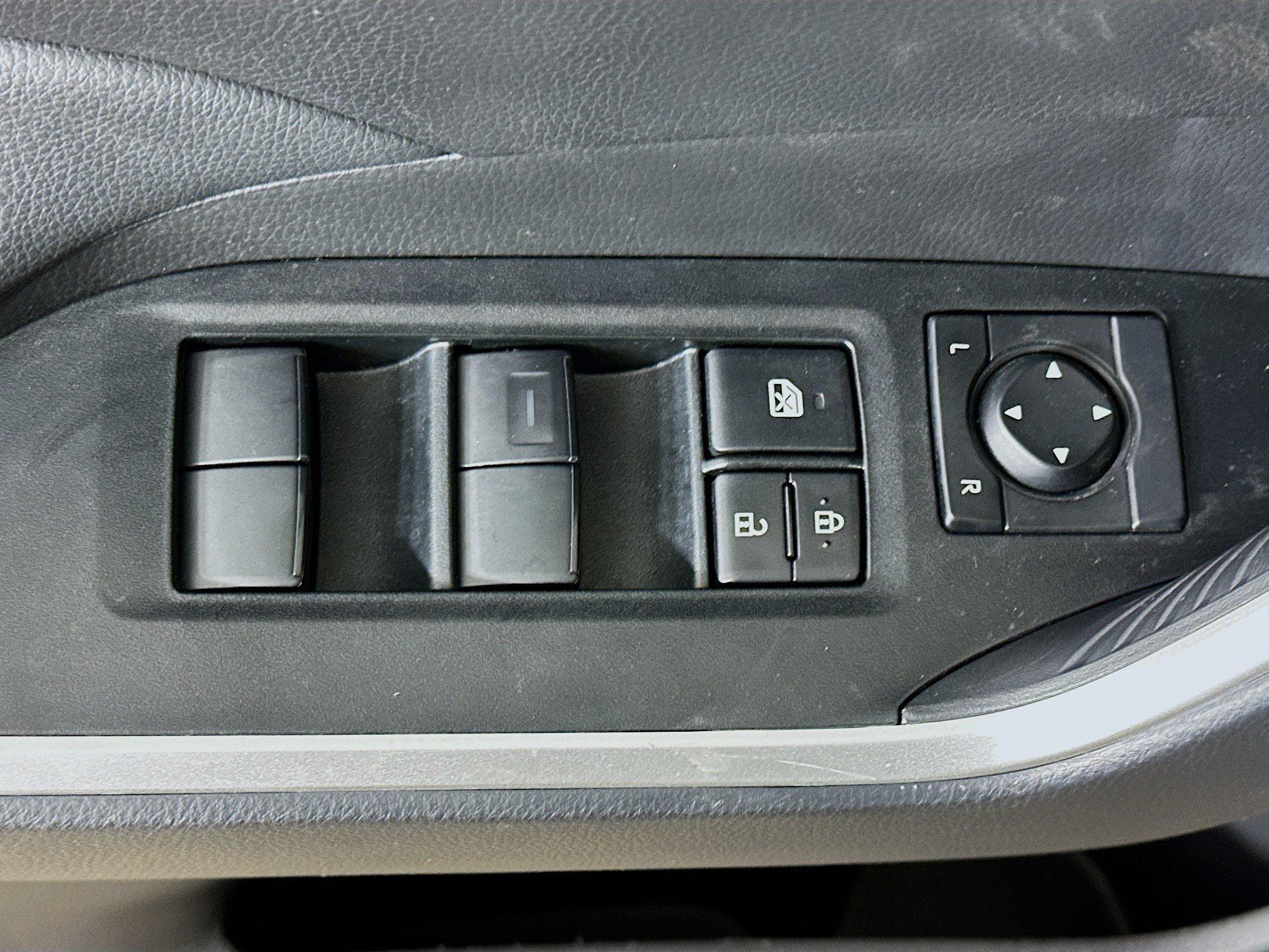 Used 2025 Toyota RAV4 LE FWD image 15