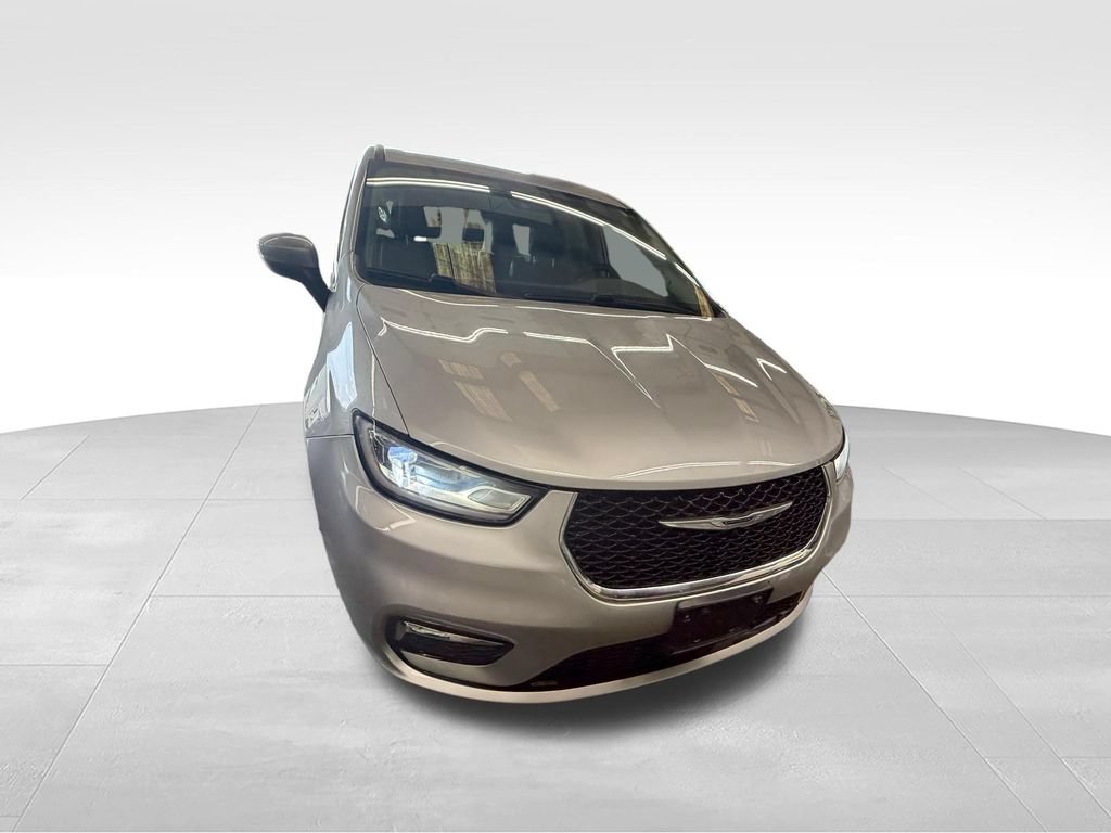 Used 2023 Chrysler Pacifica Touring-L FWD image 8