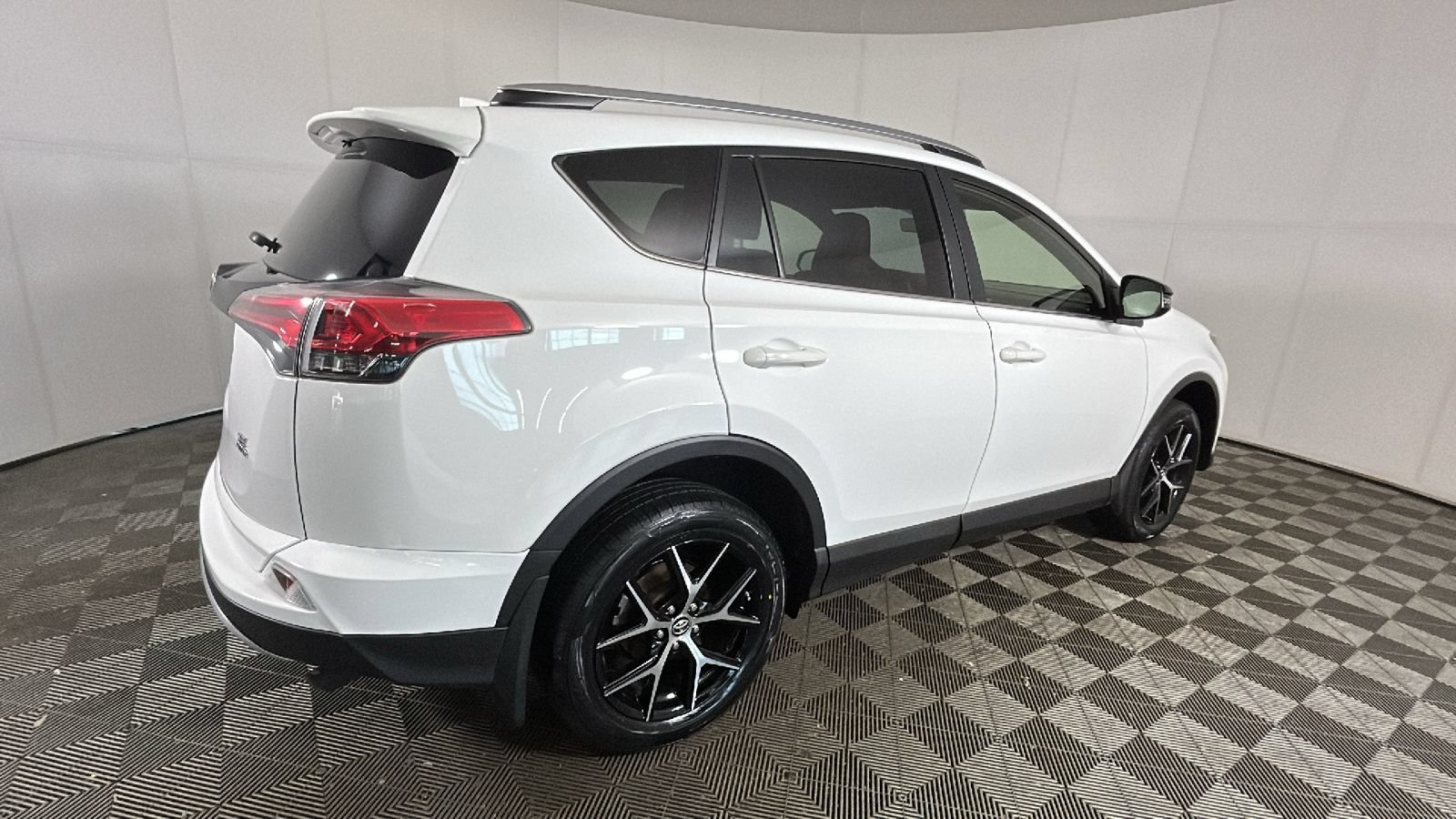 Used 2018 Toyota RAV4 SE w/ Power Extra Value Package AWD/4WD video 3