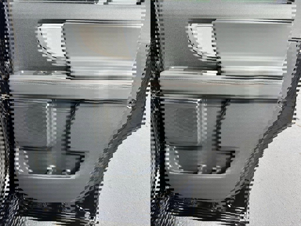 New 2025 Ford Expedition Active image 31