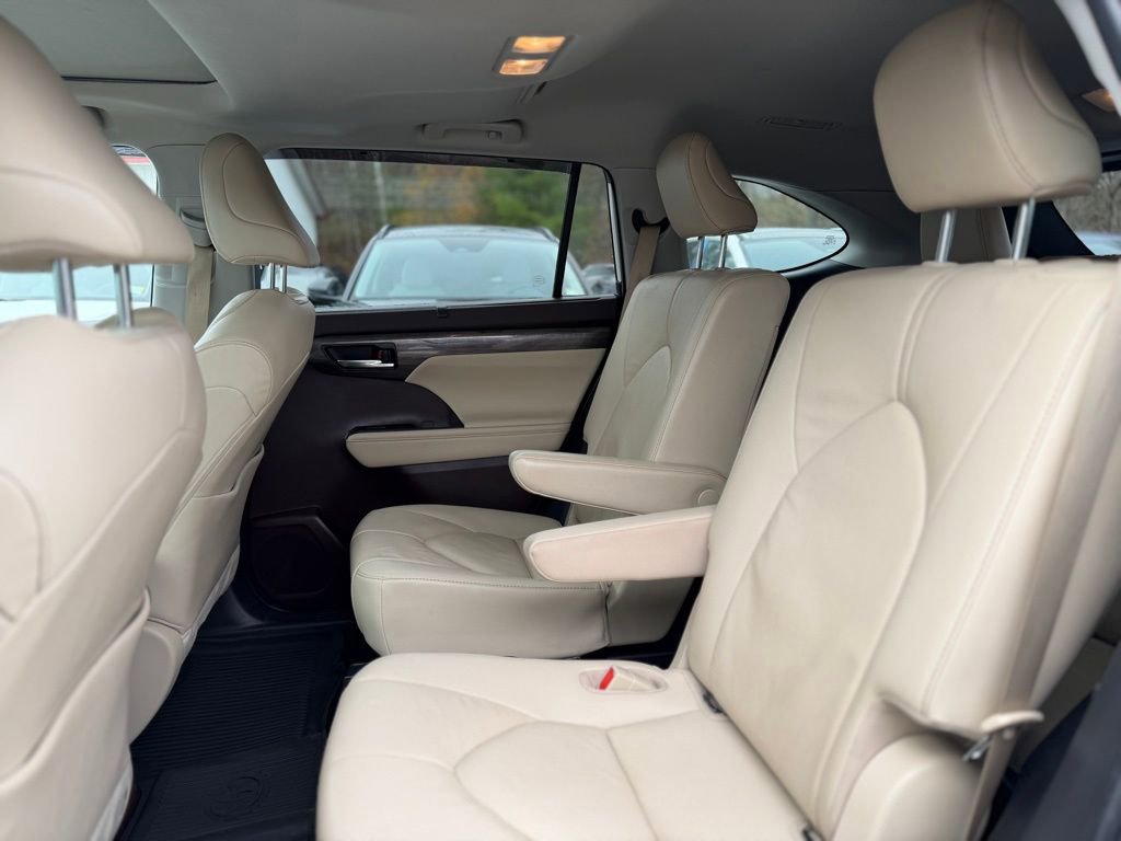 Used 2021 Toyota Highlander Limited image 9