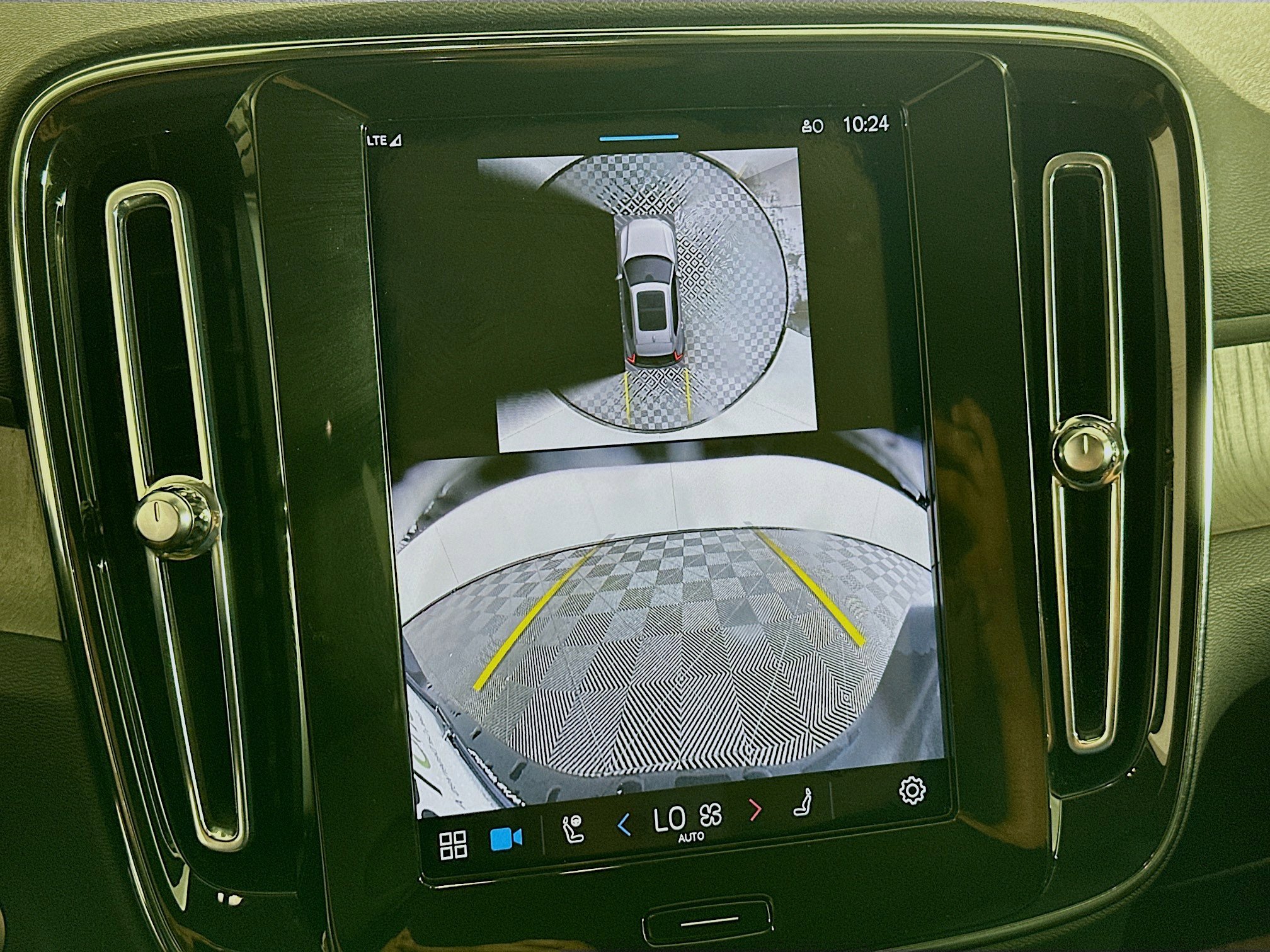 Used 2025 Volvo XC40 B5 Plus image 22