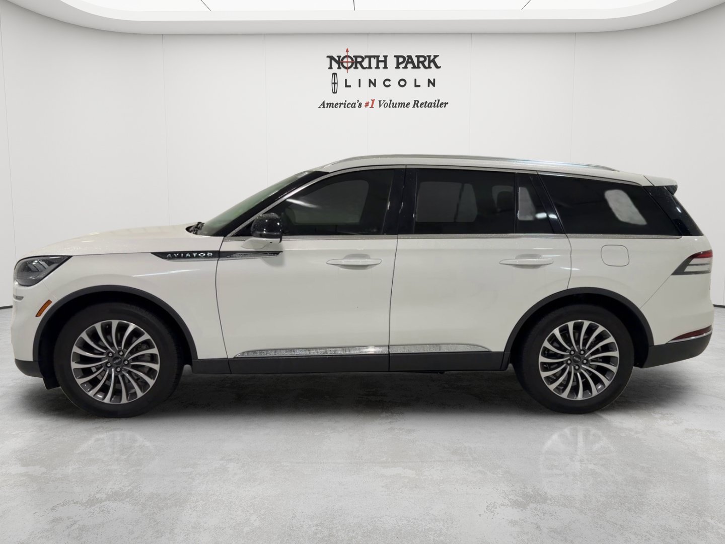 Used 2024 Lincoln Aviator Reserve w/ Elements Package Plus RWD image 2