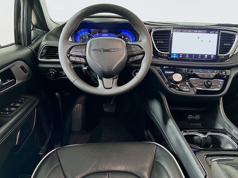 Used 2025 Chrysler Pacifica Limited image 23