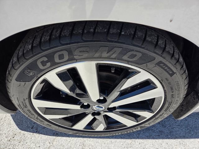 Used 2022 Nissan Versa SR image 9