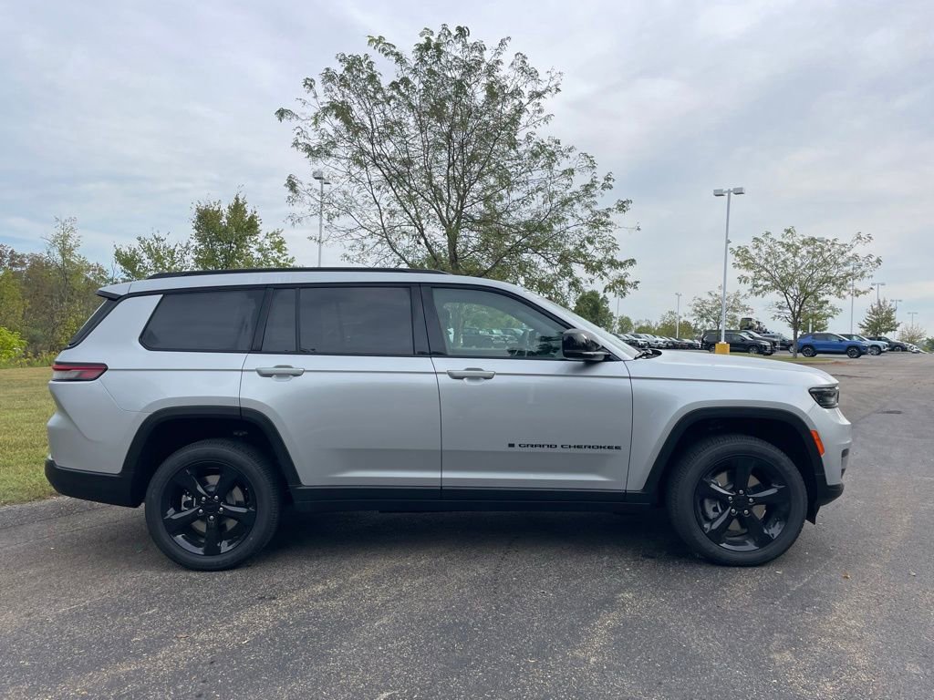 New 2025 Jeep Grand Cherokee L Altitude AWD/4WD image 2
