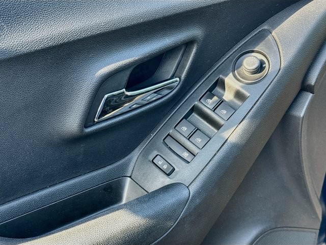 Used 2020 Chevrolet Trax LT w/ LT Convenience Package AWD/4WD image 23