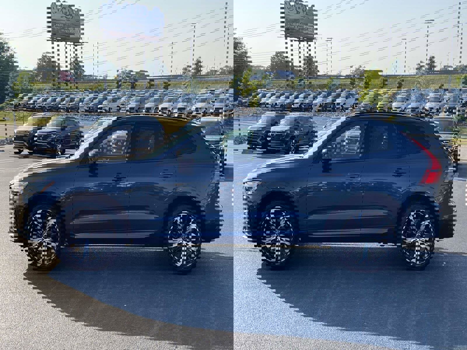 Used 2023 Volvo XC60 B5 Ultimate w/ Climate Package AWD/4WD image 4