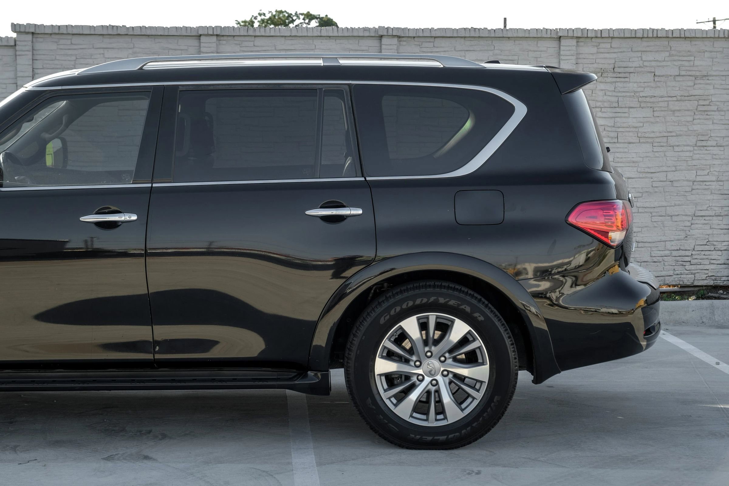 Used 2016 INFINITI QX80 4WD w/ Deluxe Technology Package image 13