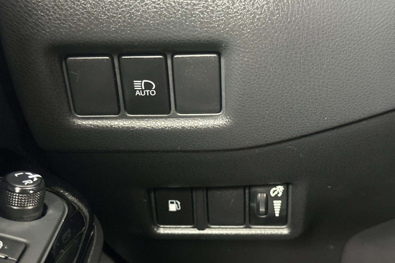 Certified 2020 Toyota C-HR XLE image 31