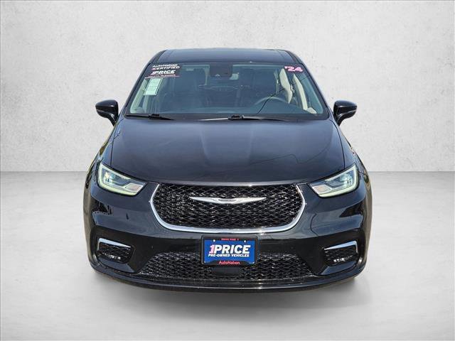 Used 2024 Chrysler Pacifica Touring-L image 2