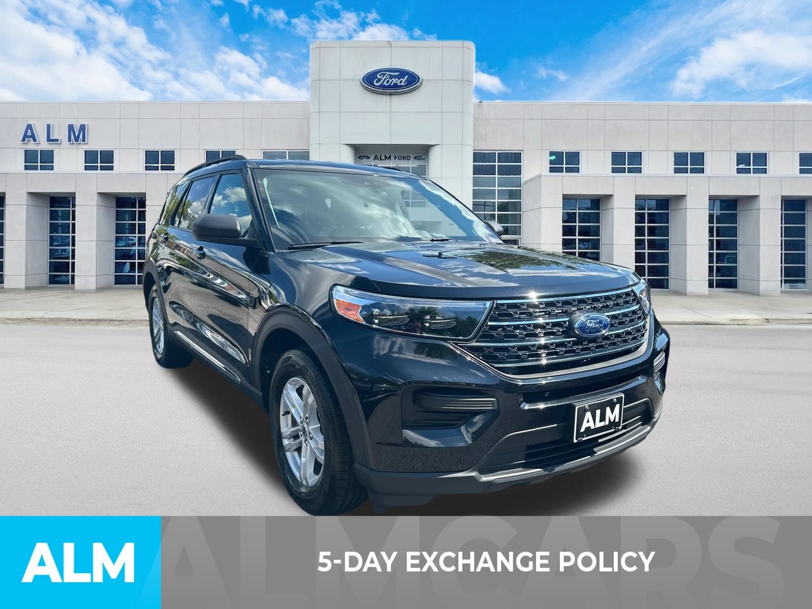 Used 2024 Ford Explorer XLT RWD image 3