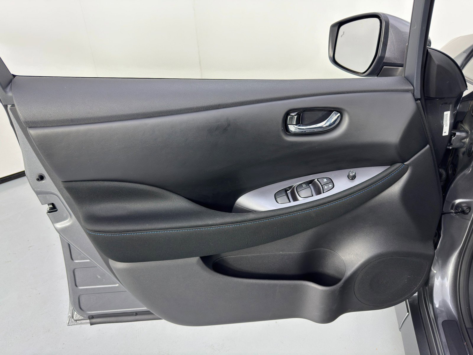 Used 2025 Nissan Leaf S image 35