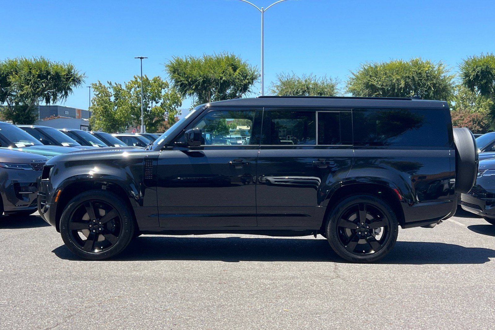 New 2026 Land Rover Defender 130 X-Dynamic SE AWD/4WD image 2